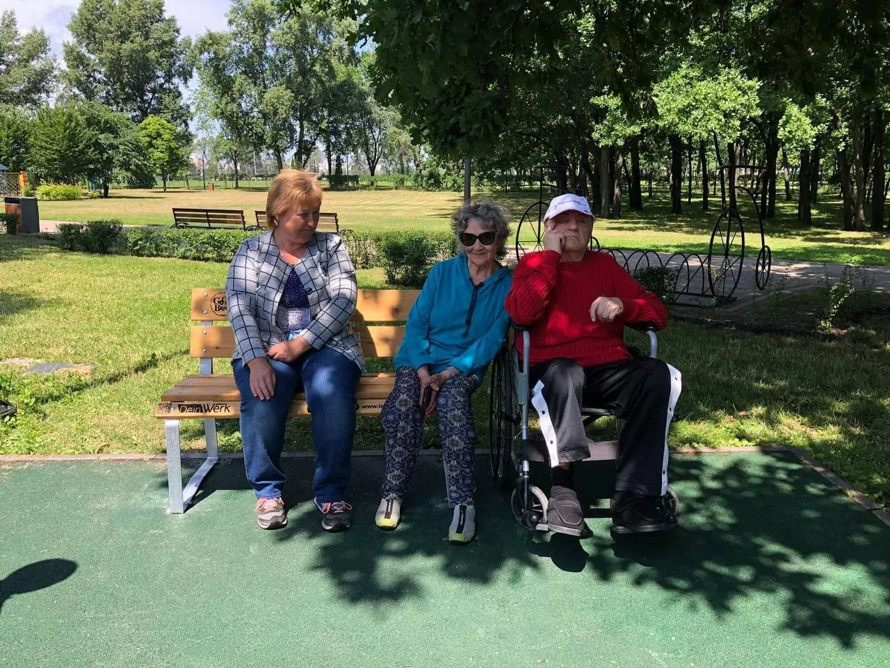 В парке "Наталка" поставили инклюзивную лавку. dqxikeidqxidqrant