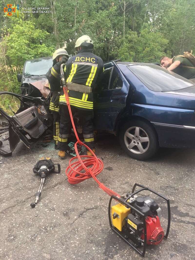 В машине были заблокированы водитель и его пассажир.