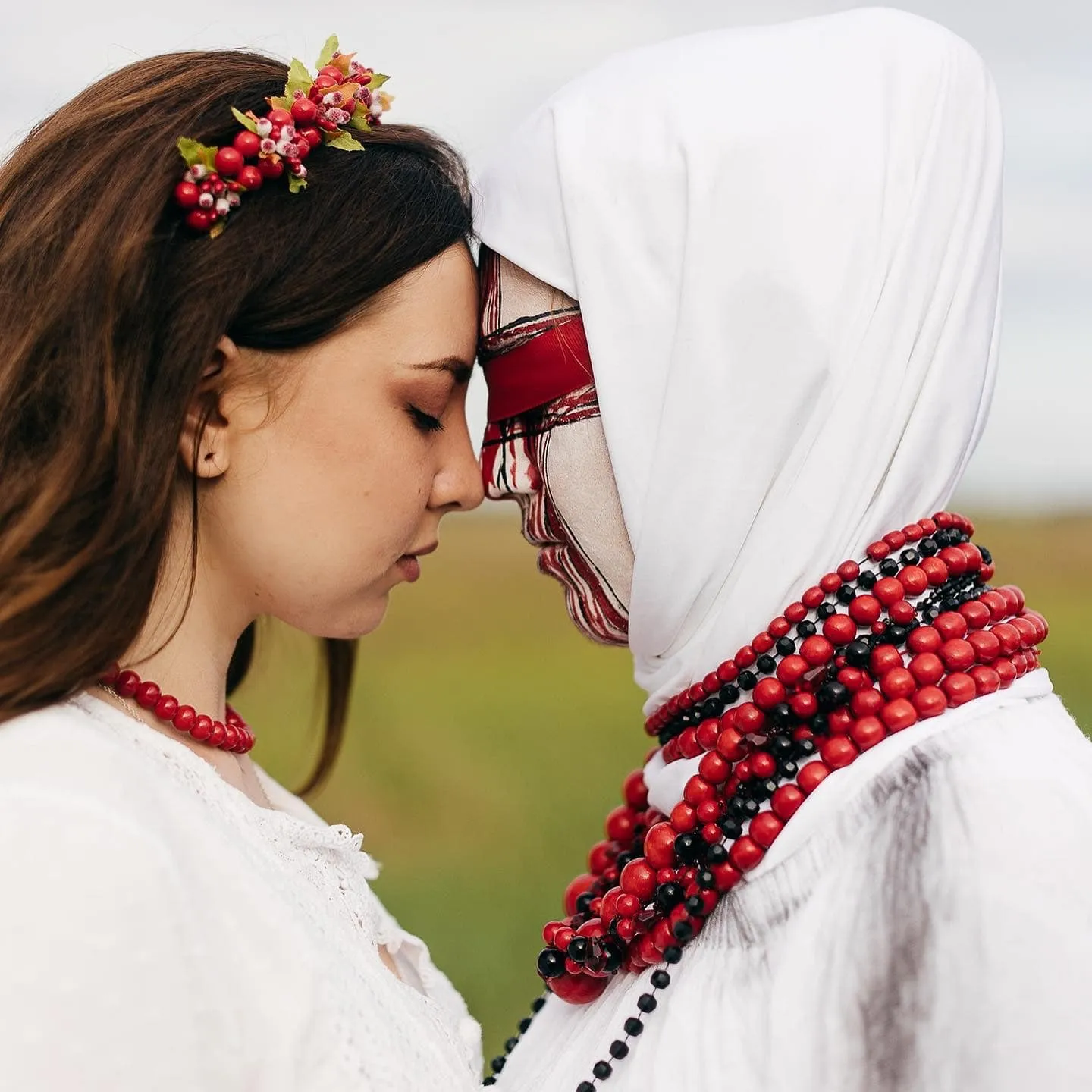 Жены и невесты пленных воинов ’’Азова’’ снялись в фотосессии в образе окровавленных кукол-мотанок