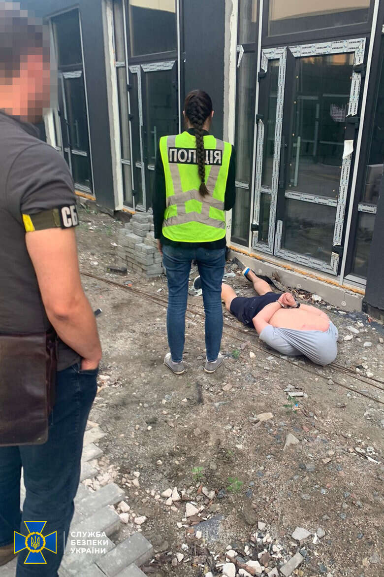 Выдавали себя за правоохранителей: СБУ задержала торговцев оружием 02