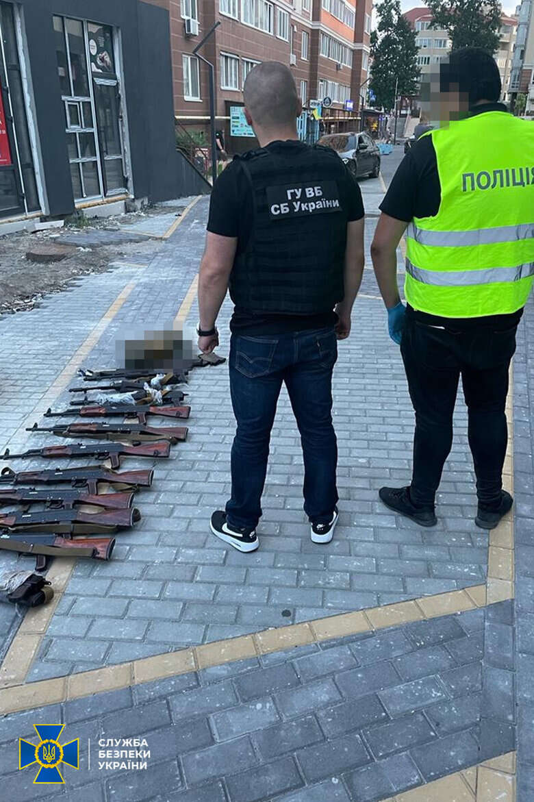 Выдавали себя за правоохранителей: СБУ задержала торговцев оружием 04