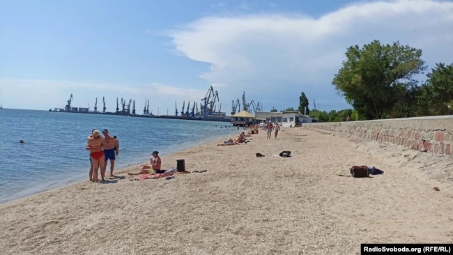 Небезпечне море, вибухи в порту, пляжі без туристів. Безлюдне літо в окупованому Бердянську (фотогалерея) dqxikeidqxiqzuant