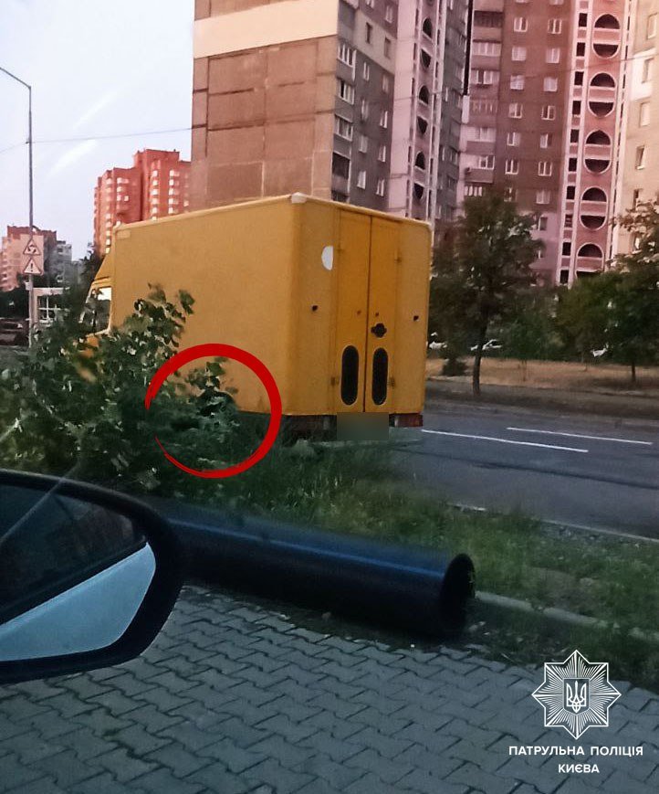 Полиция задержала киевлянина, сливавшего топливо с припаркованного автомобиля dqxikeidqxiqduant