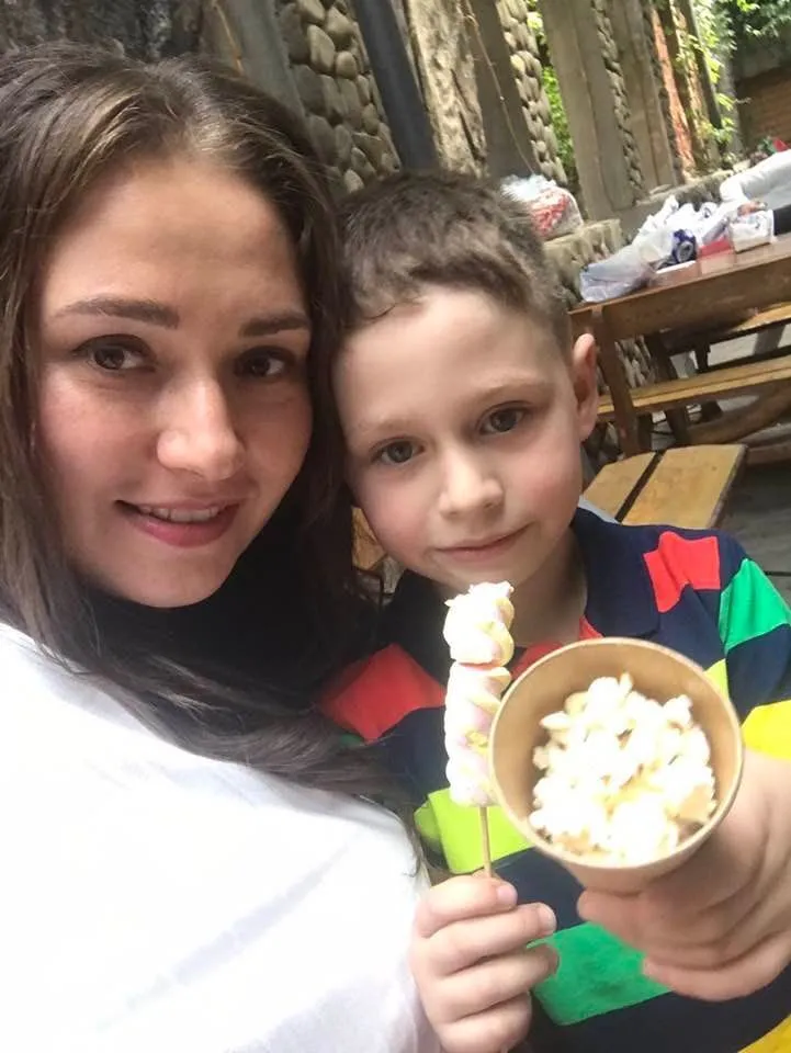 Мама Виктория с сыном Максимом находились в медцентре, куда ударила российская ракета dqxikeidqxidqeant