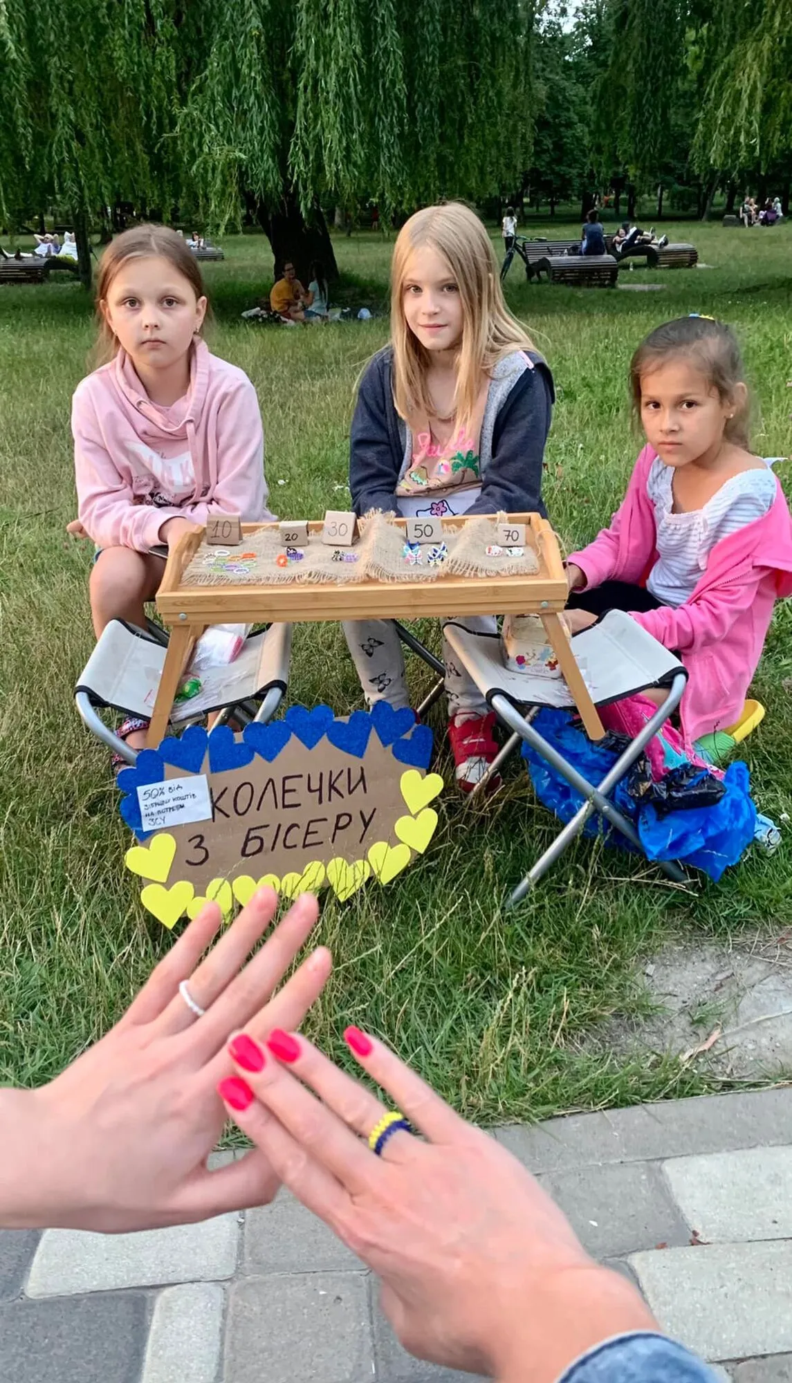 Маленьких патриоток Украины заметили в парке "Победа". dqxikeidqxidqrant