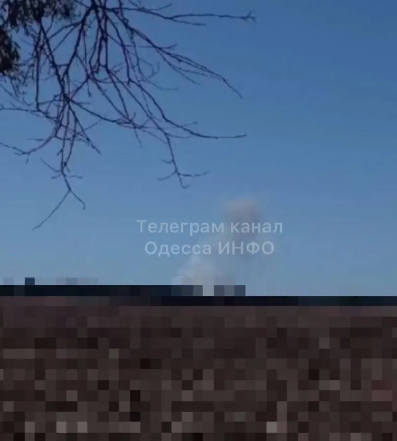 В небо поднялся дым