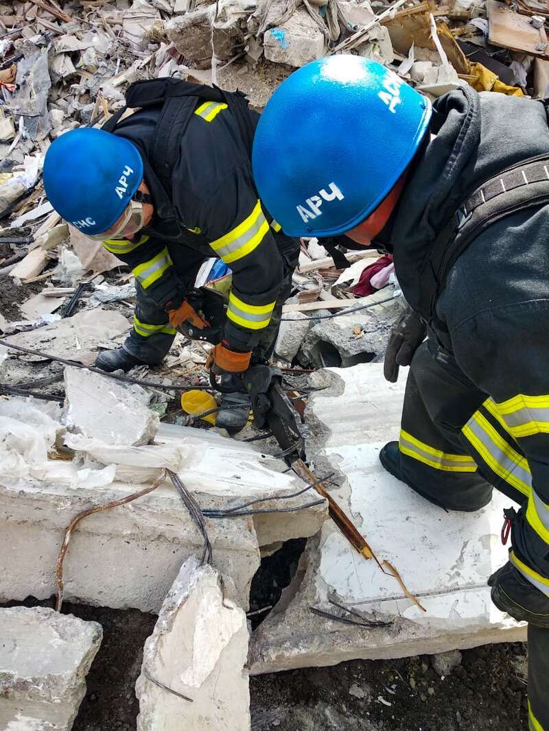 Спасатели работают на руинах домов dqxikeidqxidqrant