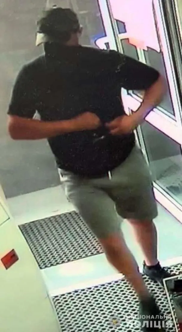 Фото из камер наблюдения мужчины, совершившего убийство в Ривне dqxikeidqxidqeant
