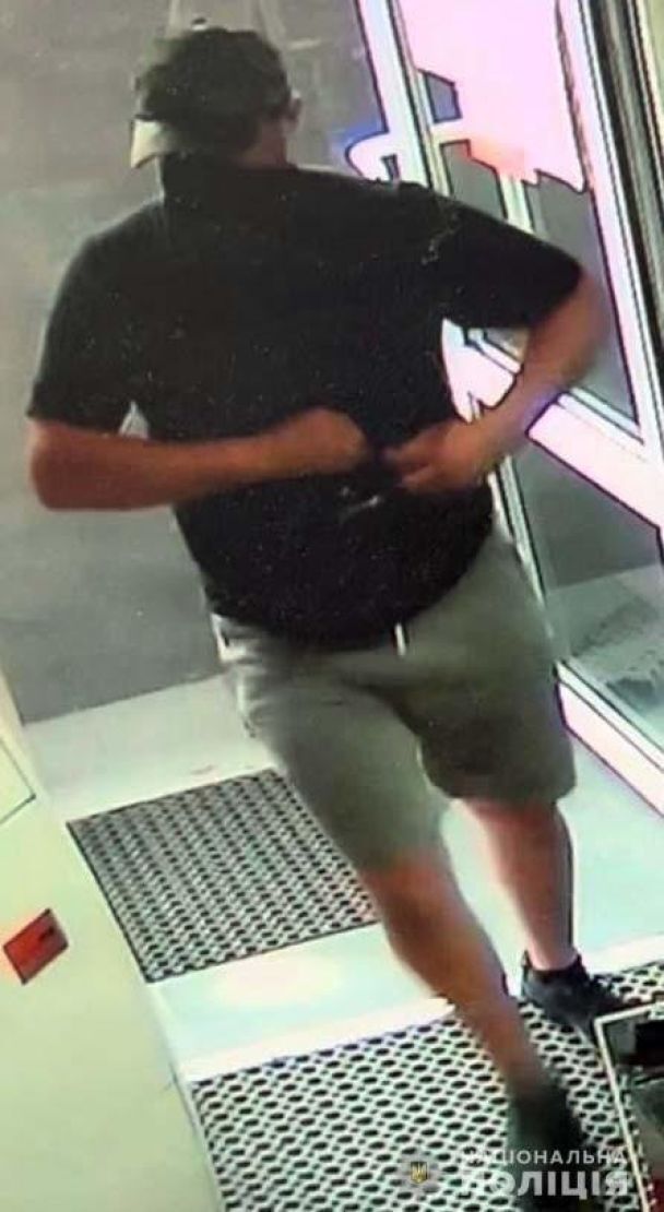 Фото із камер спостереження чоловіка, який скоїв убивство у Рівному dqxikeidqxidqeant