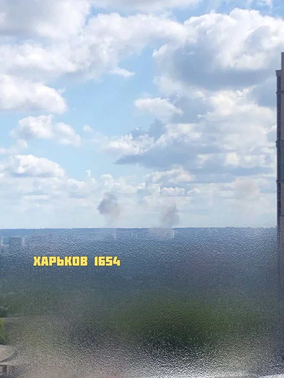 У Харкові прогриміли вибухи, здійнявся дим. Фото та відео