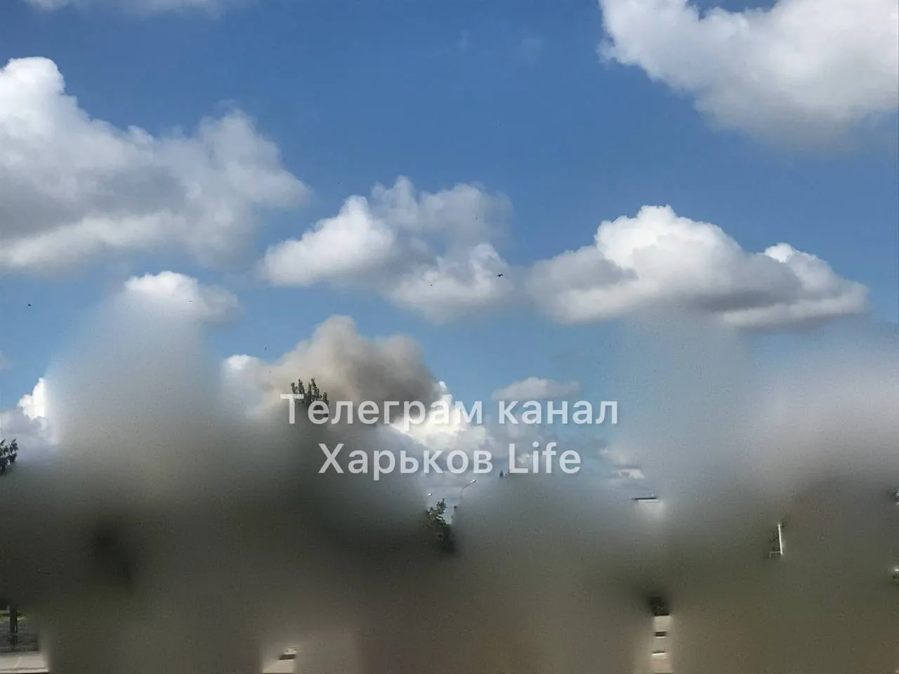 У Харкові прогриміли вибухи, здійнявся дим. Фото та відео