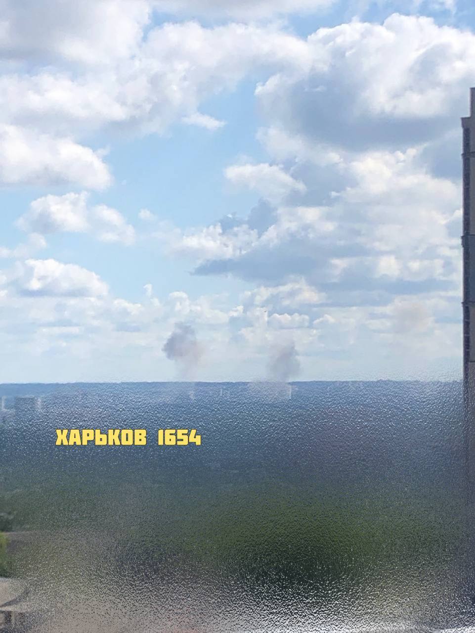 В Харькове прогремели взрывы, поднялся дым. Фото и видео