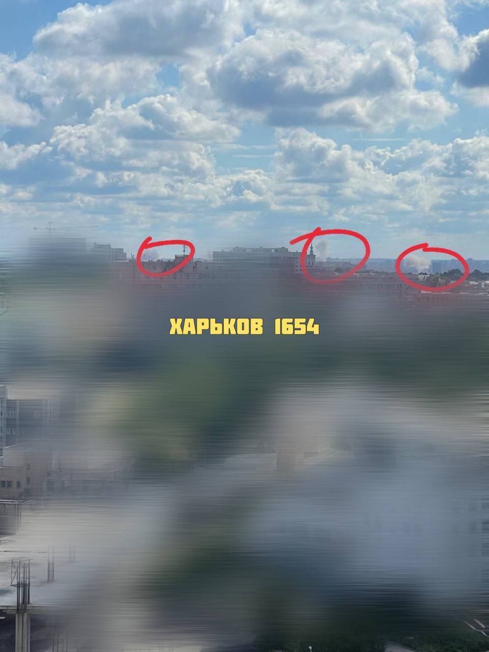 В Харькове прогремели взрывы, поднялся дым. Фото и видео