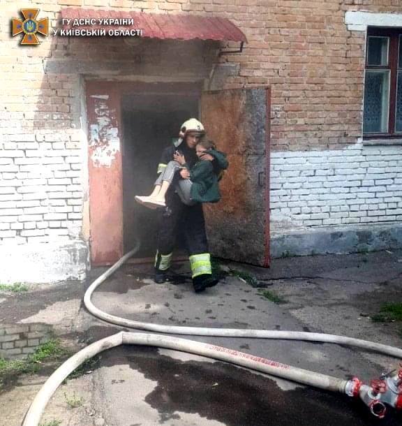 Бійці ДСНС врятували вісьмох людей, у тому числі трьох дітей. dqxikeidqxidqrant
