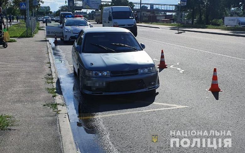 Легковушка на переходе сбила девочку.
