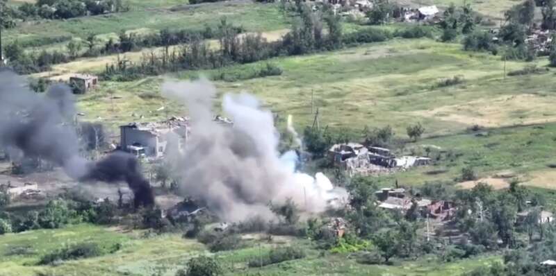 ЗСУ показали, як горить техніка ворога. dqxikeidqxidqrant