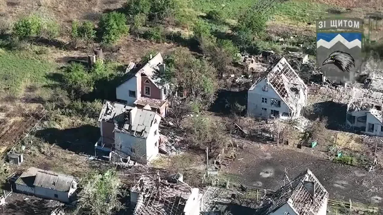 Російські загарбники вирішили пересидіти у хатинці