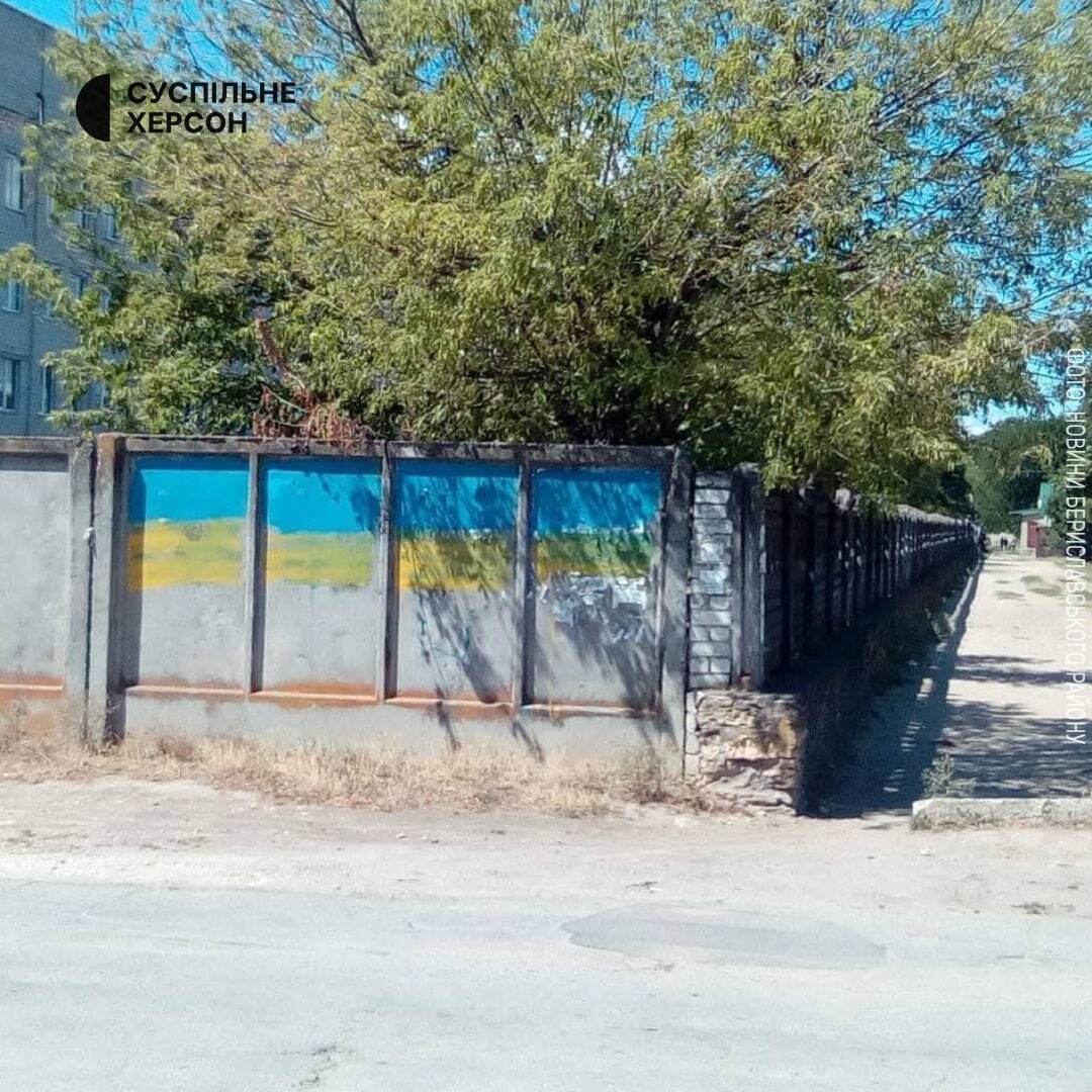 В окупованому Бериславі невідомі патріоти розмалювали стіни міста у кольори державного прапора України dqxikeidqxidqrant