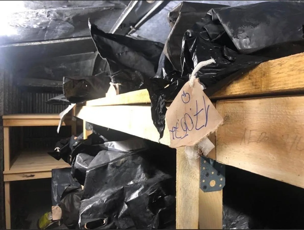 Ліквідованих окупантів складають у чорні пакети.