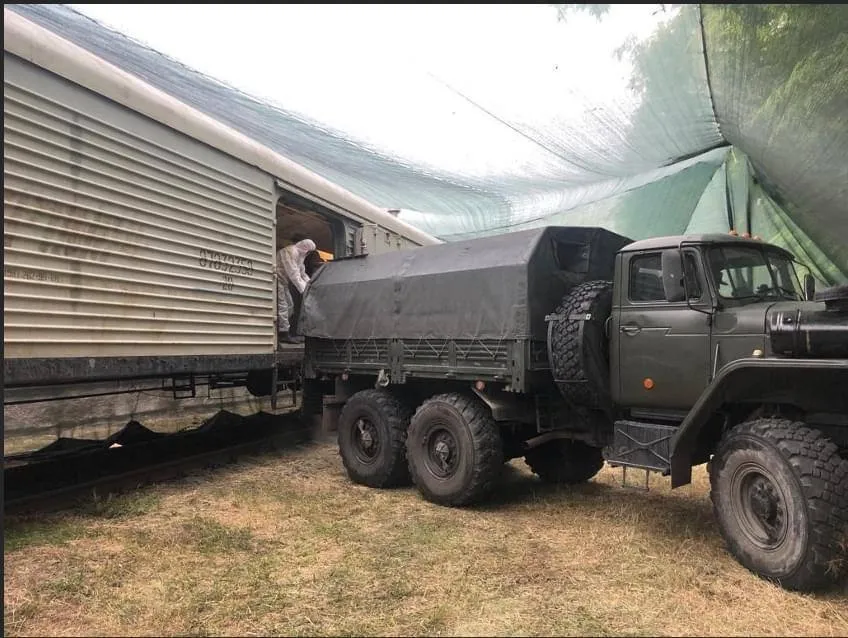 Знищених загарбників звозять вантажівками з усього півдня України.