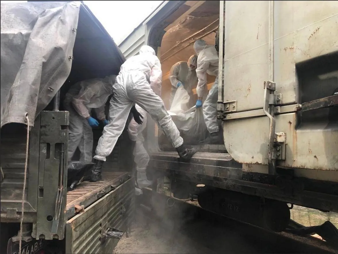 Ліквідованих окупантів розподіляють по вагонах.