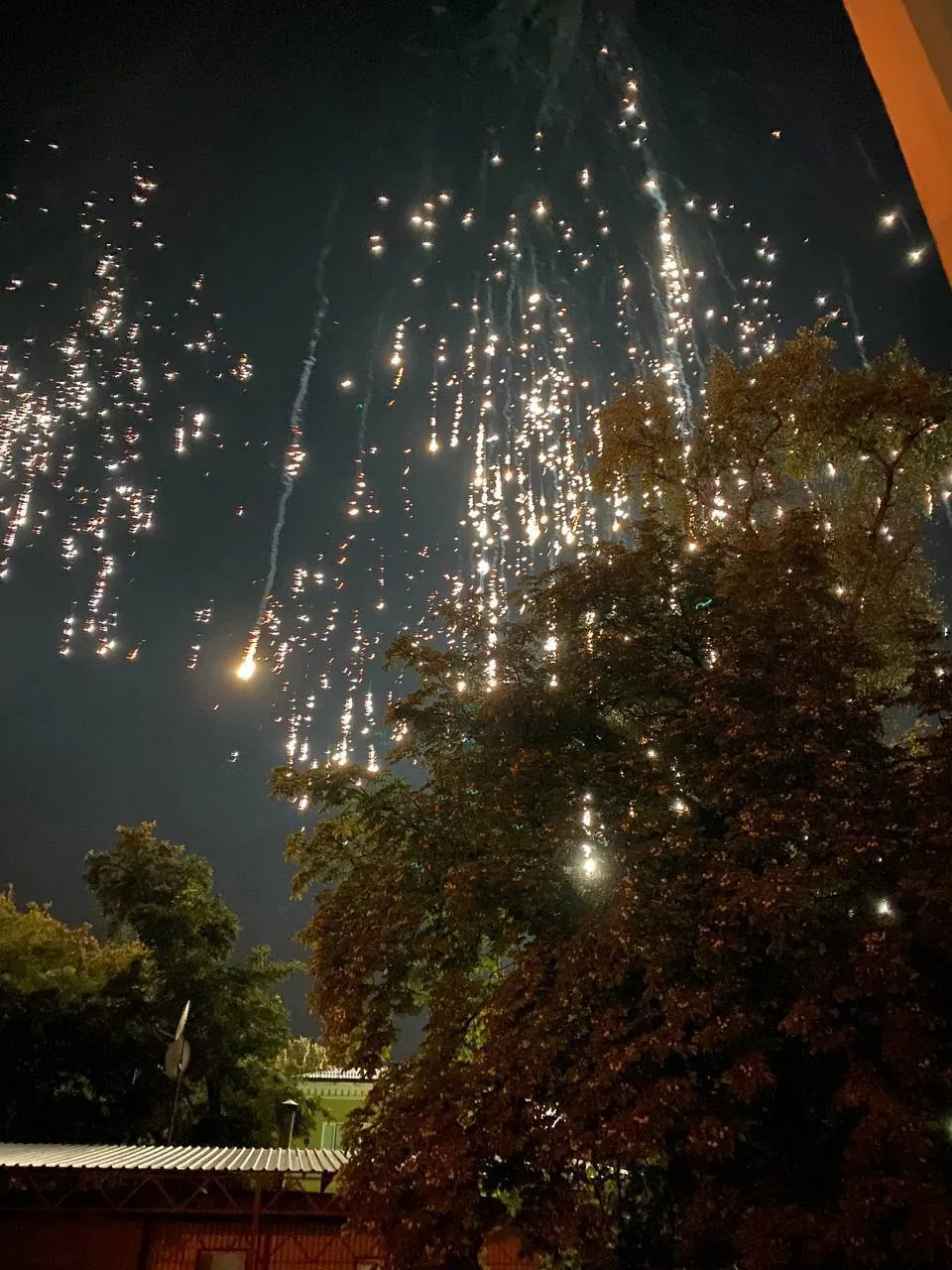 Над Донецком запустили осветительные боеприпасы