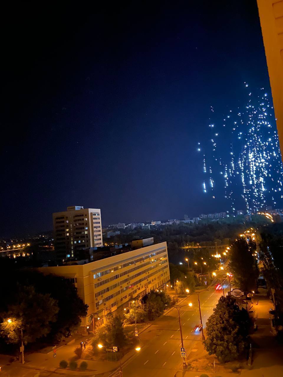 Над Донецком запустили осветительные боеприпасы