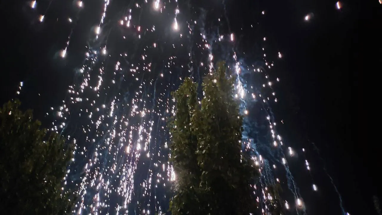 Над Донецьком запустили освітлювальні боєприпаси dqxikeidqxidqeant