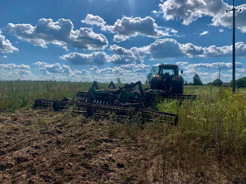 Трактор проводив сільськогосподарські роботи.
