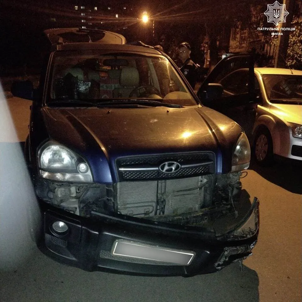 Легковик протаранив припаркований автомобіль. dqxikeidqxidqrant