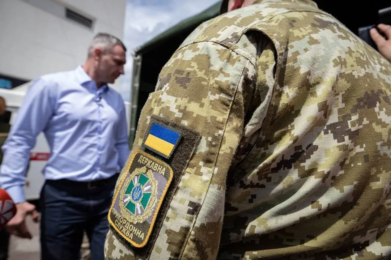 Перший прапор освятили у Софійському соборі перед тим, як його підняли. dqxikeidqxidqeant