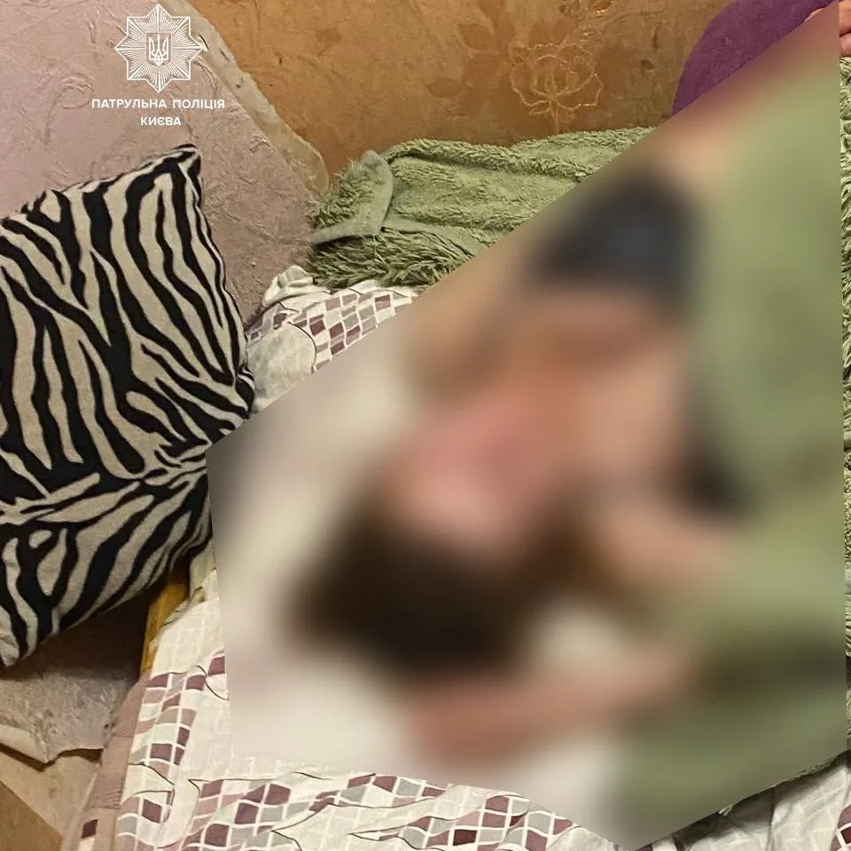 Жінка заснула прямо на своїй дитині. dqxikeidqxidqrant