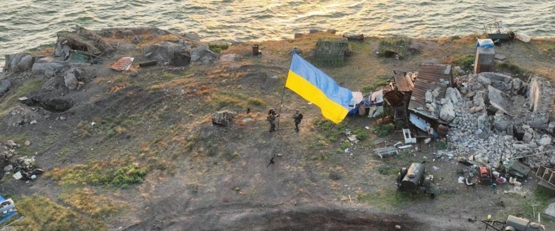 На Змеином уже установили украинский флаг dqxikeidqxidqrant