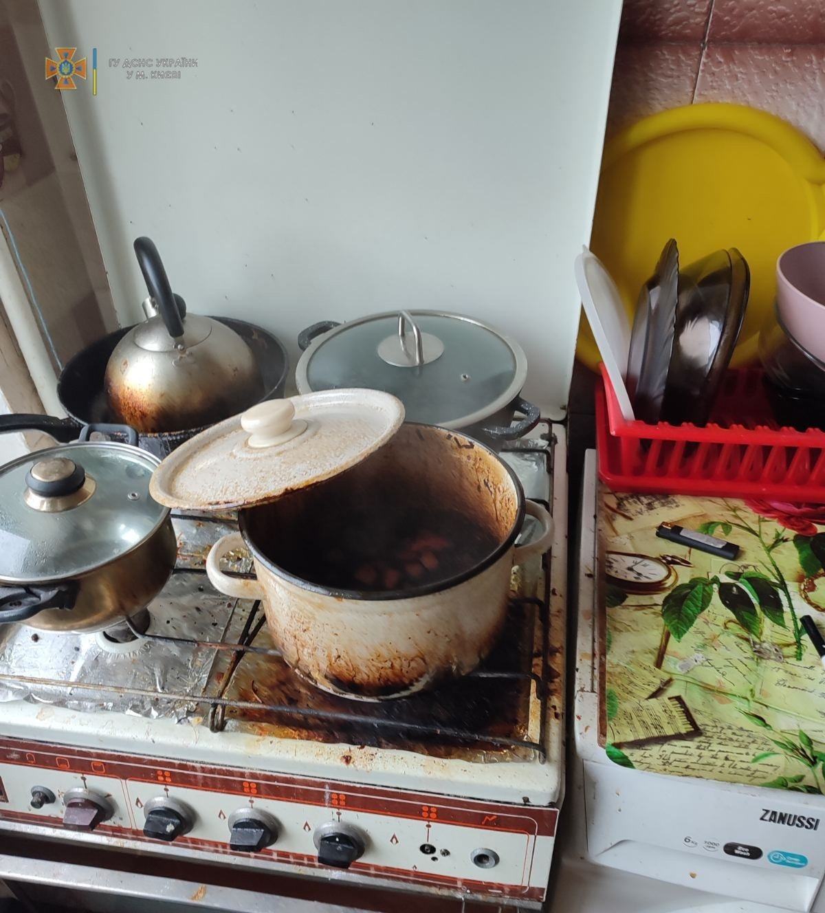 На увімкненій плиті залишили каструлю. dqxikeidqxidqrant