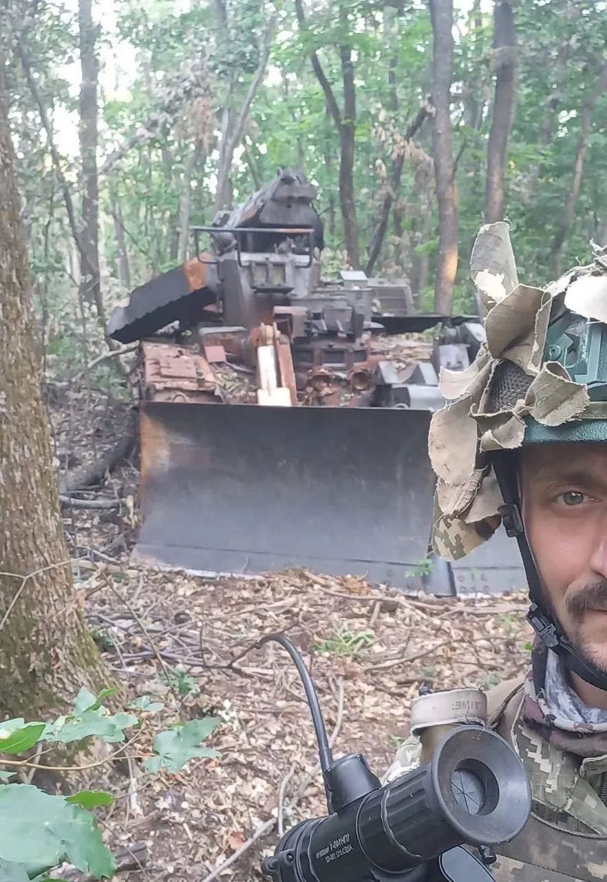 Техніку ворога перетворили на металобрухт. dqxikeidqxidqrant