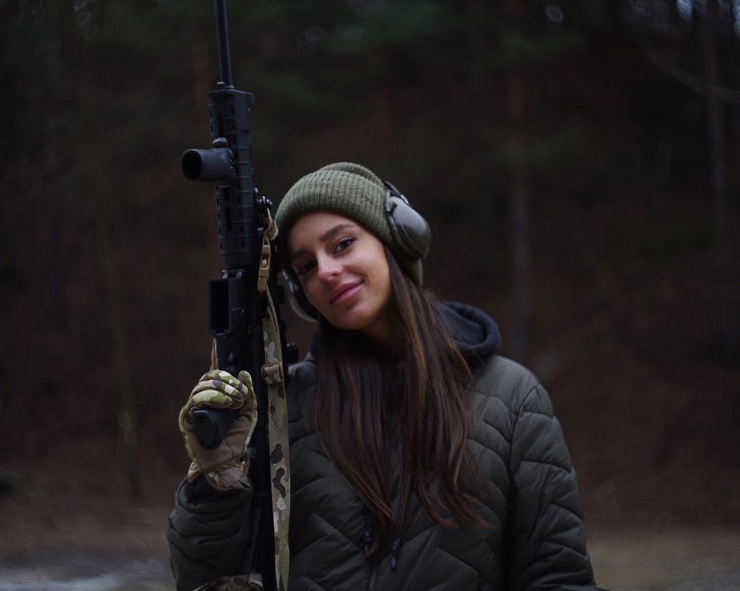 Снайперша ВСУ покорила сеть: 23-летнюю военную назвали украинской Ларой Крофт. Фото