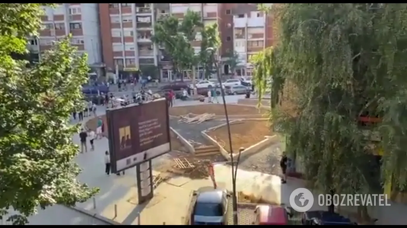 Люди вийшли надвір, коли пролунала повітряна тривога dqxikeidqxidqeant