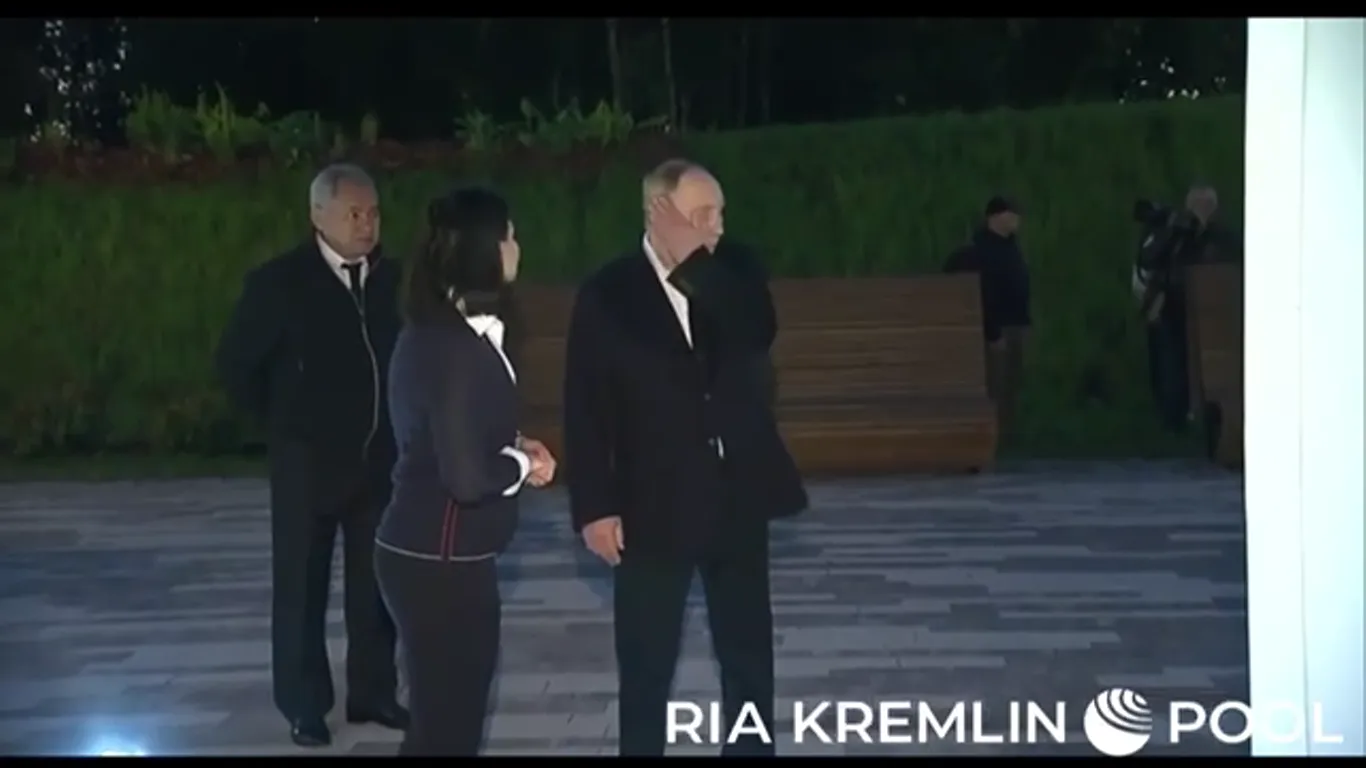 Путин отбивался от комаров одной рукой dqxikeidqxidqeant