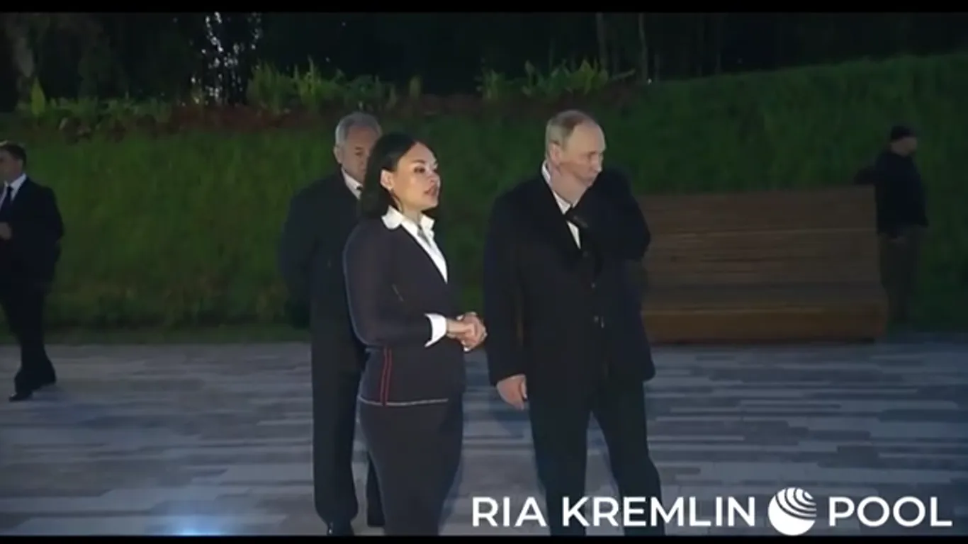 Путин отбивался от комаров одной рукой