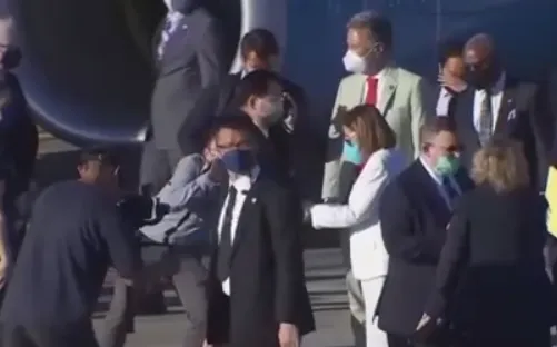 Пелосі залишає Тайвань. dqxikeidqxidqeant