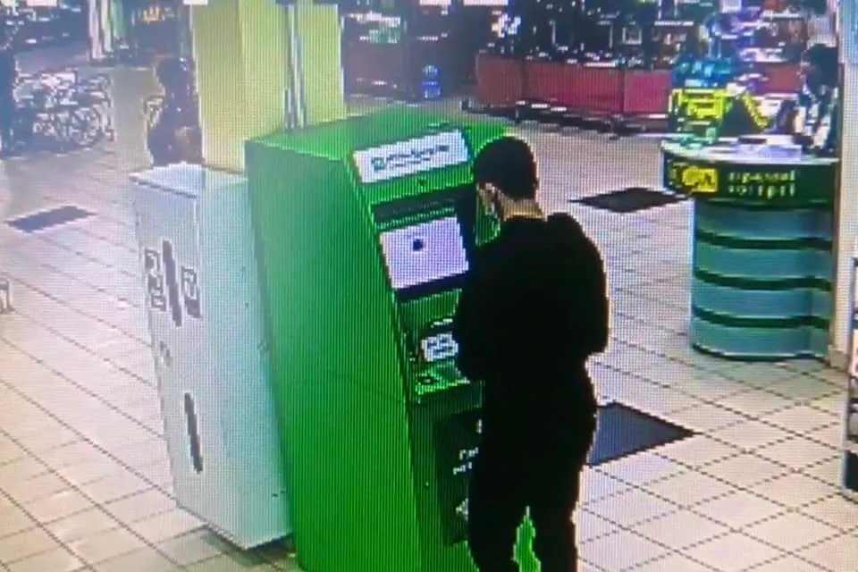 Злоумышленники снимали деньги с карточек граждан.