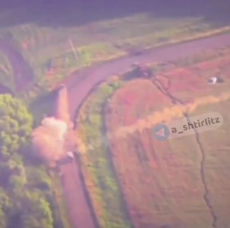 Він спалахує і продовжує рух за інерцією.