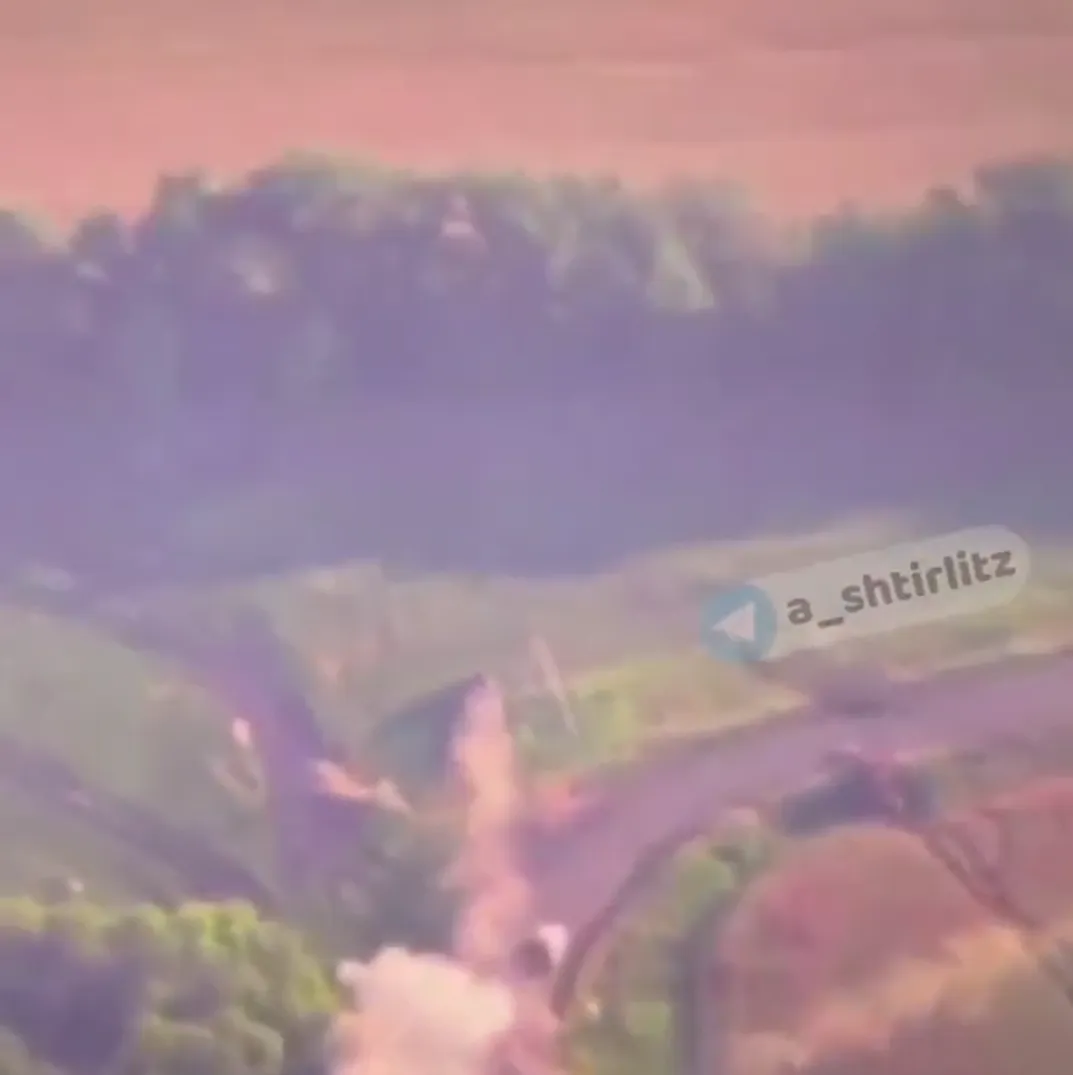 Зрештою, охоплений вогнем автомобіль вилітає з дороги, його зупиняють дерева.