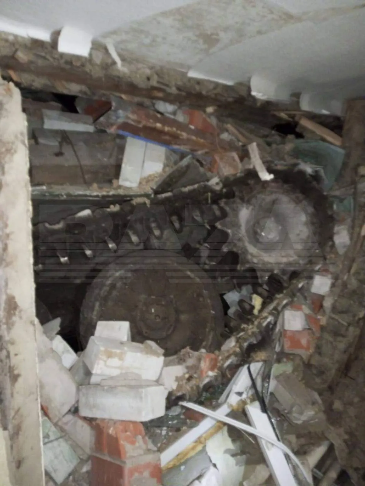 Техніка окупантів застрягла у будинку