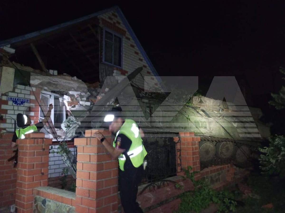 БМП застрягла у будинку росіян dqxikeidqxidqrant