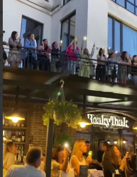 В центре Минска спели песню в поддержку Украины. dqxikeidqxidqeant