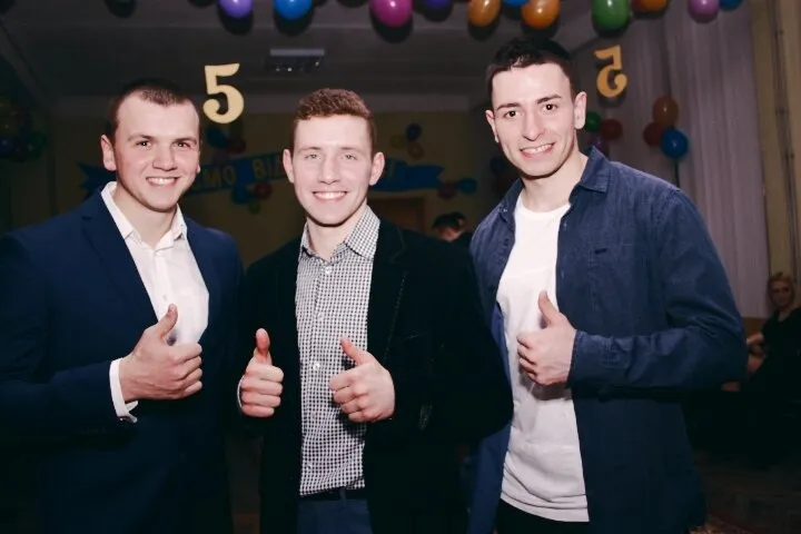 Евгений (слева) с отличием окончил вуз