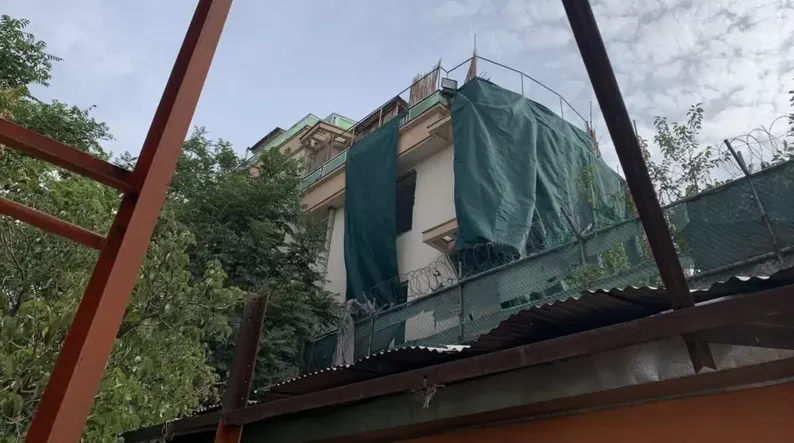 Вероятное место удара, балкон с тех пор прикрыли dqxikeidqxidqrant