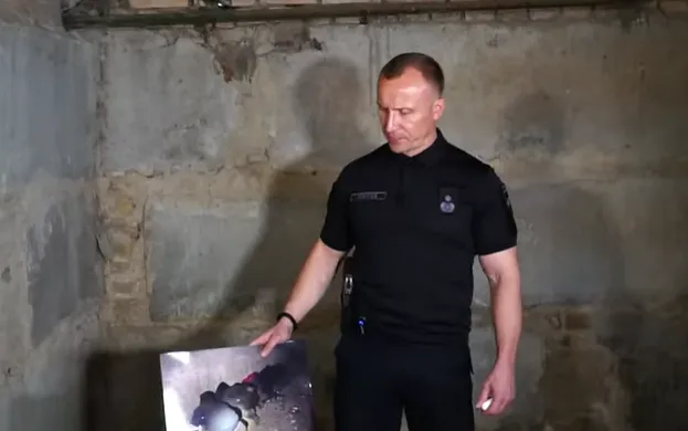 Небітов показує каземати Бучі. dqxikeidqxidqeant