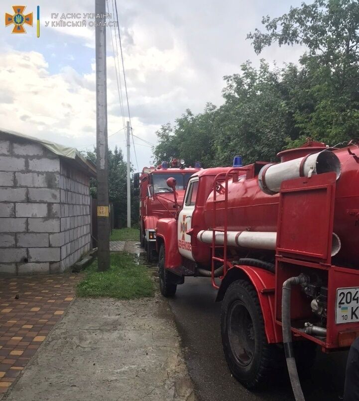 Для тушения огня задействовали 0 спасателей и три единицы спецтехники.